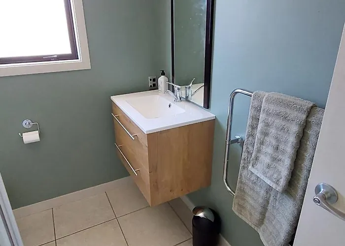 Private Guest - No Kitchen Guest house